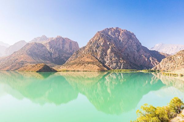 Wilson, Emily M. 아티스트의 Iskanderkul-Sughd Province-Tajikistan Mountains and blue sky above Iskanderkul Lake작품입니다.